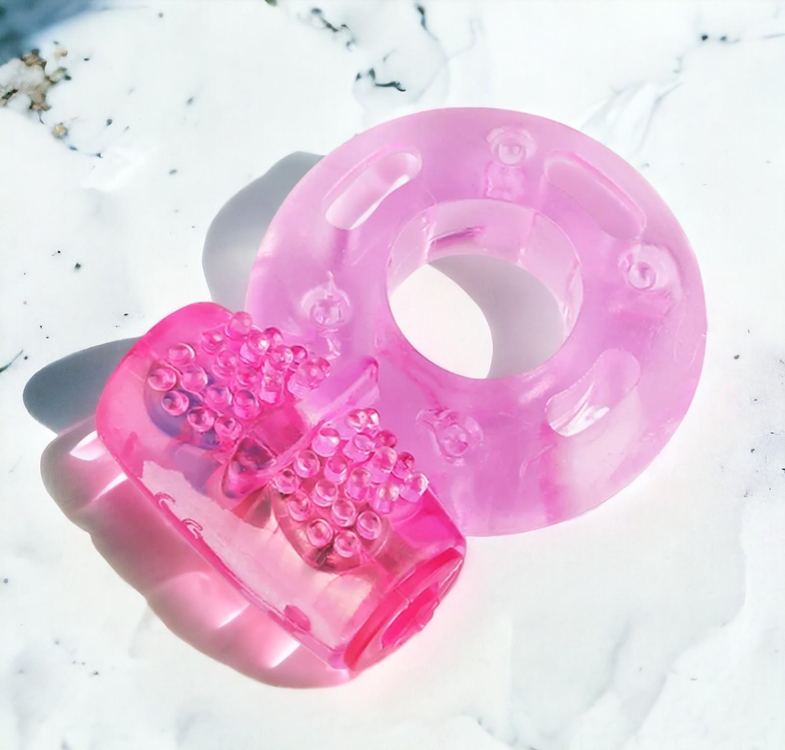 Güçlü Titreşimli ve Tırtıklı Penis Halkası - Klitoris Uyarıcılı Oyuncak